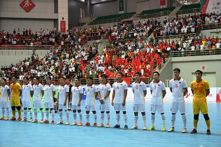 Hình ảnh khán giả phủ kín khán đài sân đấu Futsal Games 31 tại Hà Nam ảnh 2