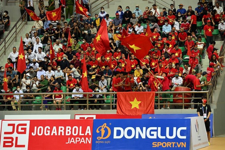 Hình ảnh khán giả phủ kín khán đài sân đấu Futsal Games 31 tại Hà Nam ảnh 4