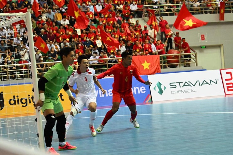 Hình ảnh khán giả phủ kín khán đài sân đấu Futsal Games 31 tại Hà Nam ảnh 7