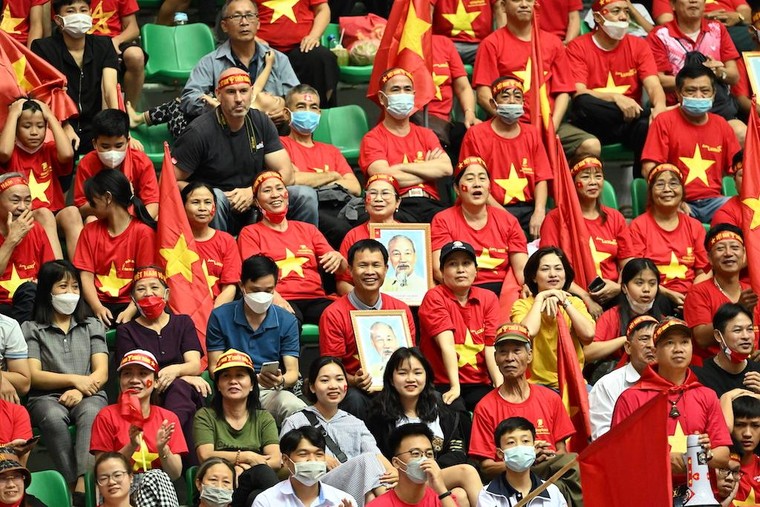 Hình ảnh khán giả phủ kín khán đài sân đấu Futsal Games 31 tại Hà Nam ảnh 9