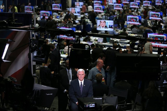 100 triệu lượt người xem Trump đấu khẩu với Clinton ảnh 18