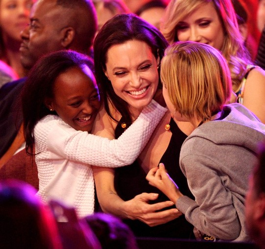 Angelina Jolie tiếp tục “đưa con đi trốn“ ảnh 12