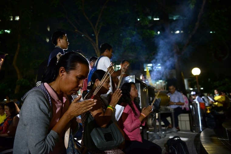 Dân Thái Lan tập trung ở bệnh viện cầu nguyện cho nhà vua ảnh 11