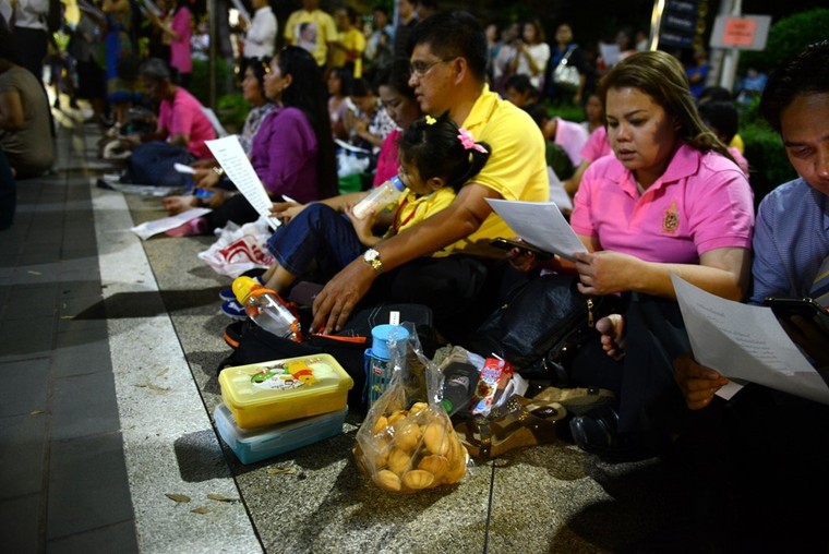 Dân Thái Lan tập trung ở bệnh viện cầu nguyện cho nhà vua ảnh 1