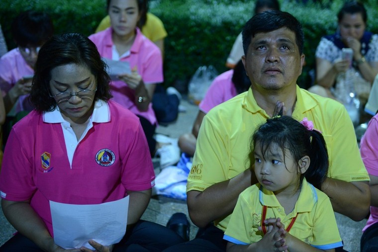 Dân Thái Lan tập trung ở bệnh viện cầu nguyện cho nhà vua ảnh 3