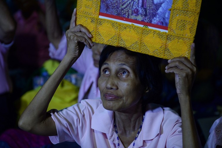 Dân Thái Lan tập trung ở bệnh viện cầu nguyện cho nhà vua ảnh 5