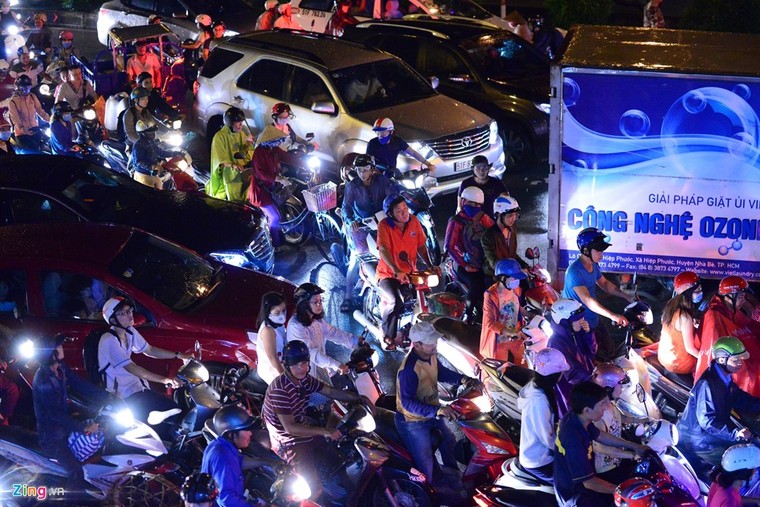 Kẹt xe hàng giờ không nhúc nhích ở Sài Gòn ảnh 2