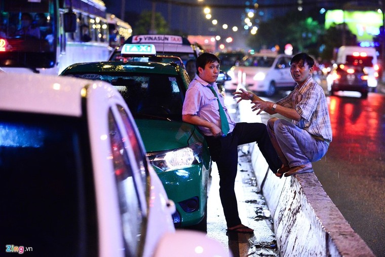 Kẹt xe hàng giờ không nhúc nhích ở Sài Gòn ảnh 4