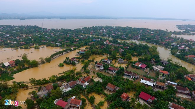 Dân uống nước sông sau 4 ngày bị lũ cô lập ảnh 1