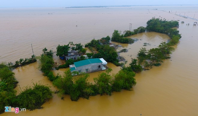 Dân uống nước sông sau 4 ngày bị lũ cô lập ảnh 5