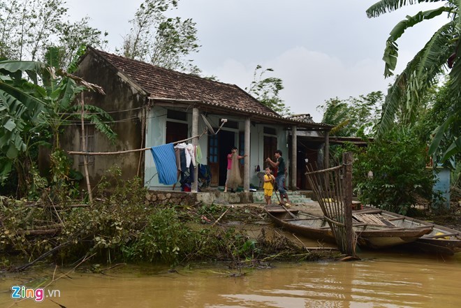 Dân uống nước sông sau 4 ngày bị lũ cô lập ảnh 7