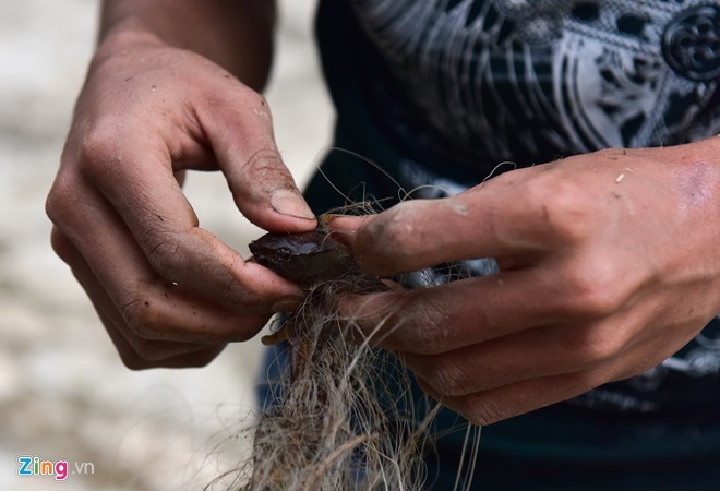 Dân uống nước sông sau 4 ngày bị lũ cô lập ảnh 8