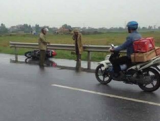 Vụ mẹ lái SH chở con bị chém: Gia đình xin bé trai ra viện chịu tang mẹ ảnh 1