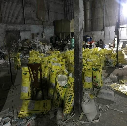 Sau khi bị đình chỉ hoạt động, cơ sở kinh doanh phân bón tại An Giang tiếp tục vi phạm ảnh 1