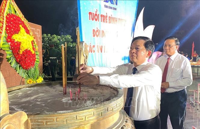 Tuổi trẻ cả nước thắp nến tri ân các anh hùng, liệt sỹ ảnh 3