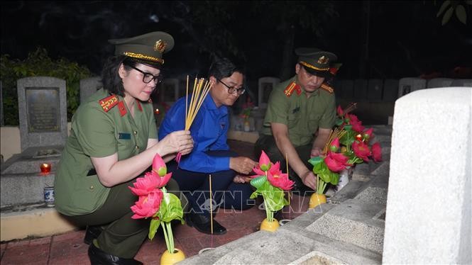 Tuổi trẻ cả nước thắp nến tri ân các anh hùng, liệt sỹ ảnh 4