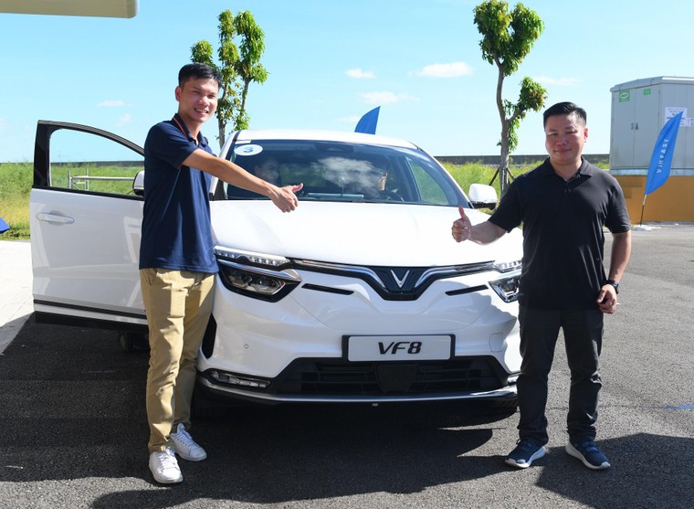  Khách Việt tiên phong đặt mua VF 8 phấn khích với chuyến tham quan nhà máy VinFast ảnh 1