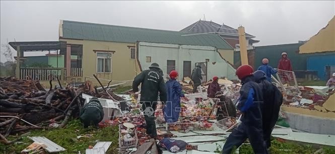 Siêu bão Noru: Lốc xoáy làm nhiều trụ sở, nhà dân bị tốc mái, đổ sập ảnh 5