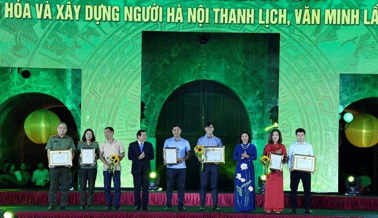 Trao Giải báo chí về phát triển văn hóa và xây dựng người Hà Nội thanh lịch, văn minh lần thứ V ảnh 2