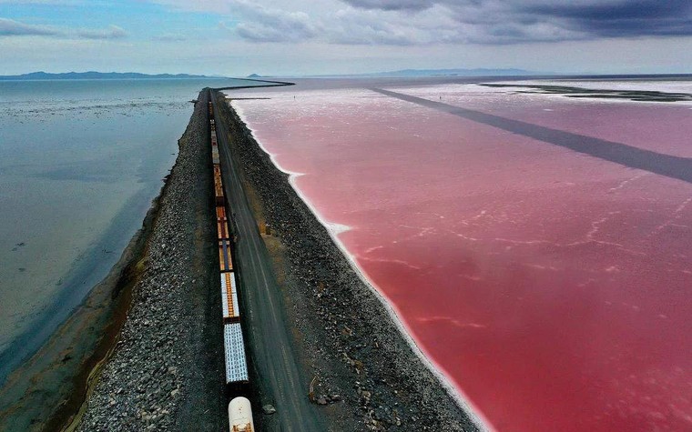 Đường ray tàu hỏa chia cắt hồ được xây dựng vào năm nào?