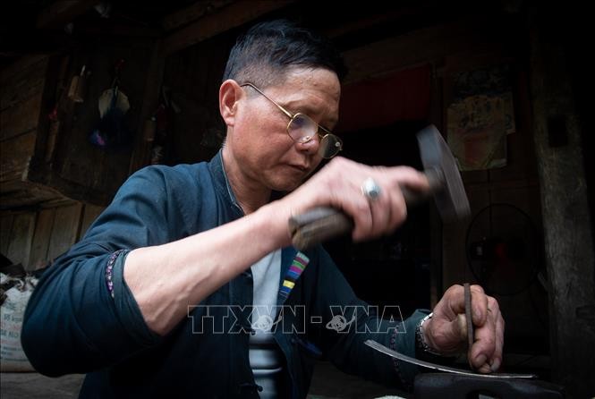 Ấn tượng nghề chạm bạc trên rẻo cao Hà Giang ảnh 1