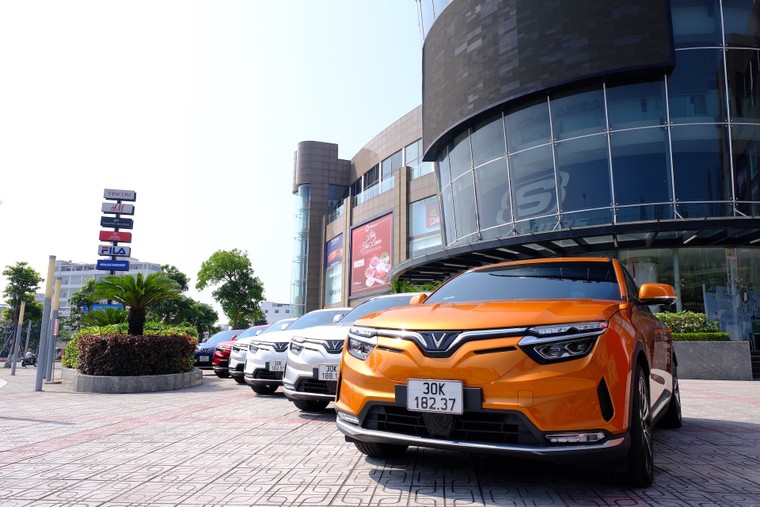 Dàn xe điện VinFast rực rỡ sắc màu khuấy đảo đường phố Đà Nẵng ảnh 1