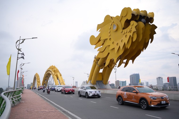 Dàn xe điện VinFast rực rỡ sắc màu khuấy đảo đường phố Đà Nẵng ảnh 5