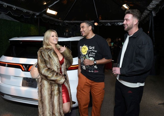 Dàn sao Mỹ hào hứng check-in với VinFast VF 9 trước thềm Grammy 2024 ảnh 9