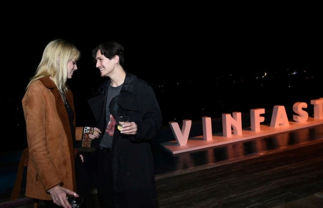 Dàn sao Mỹ hào hứng check-in với VinFast VF 9 trước thềm Grammy 2024 ảnh 1