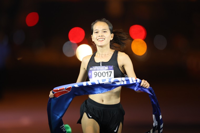 Những bóng hồng trên cung đường của VPBank VnExpress Marathon Ho Chi Minh City Midnight ảnh 1