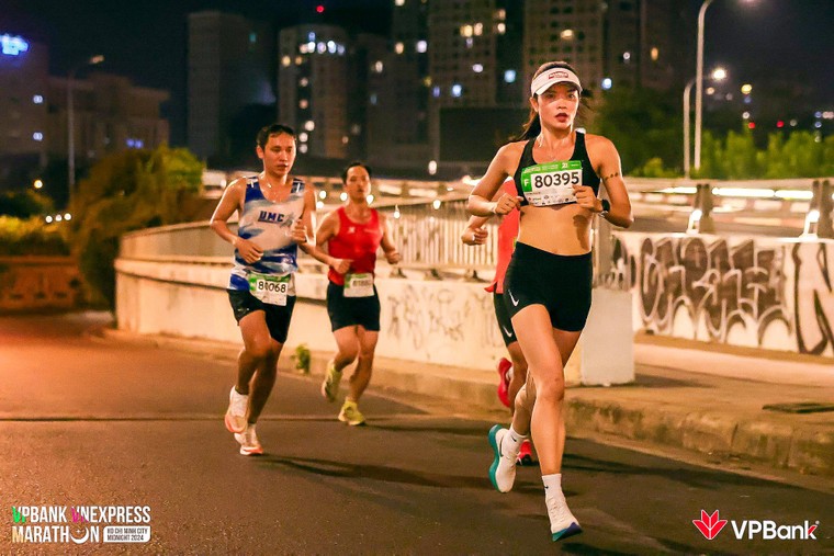 Những bóng hồng trên cung đường của VPBank VnExpress Marathon Ho Chi Minh City Midnight ảnh 6