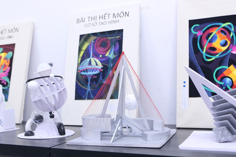 Sinh viên Trường Khoa học liên ngành và Nghệ thuật "khoe" tài sáng tạo trong triển lãm đầu tay ảnh 8