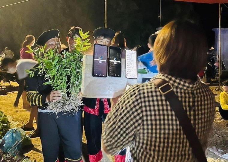 Nhộn nhịp phiên chợ đêm vùng cao Tủa Chùa ảnh 1