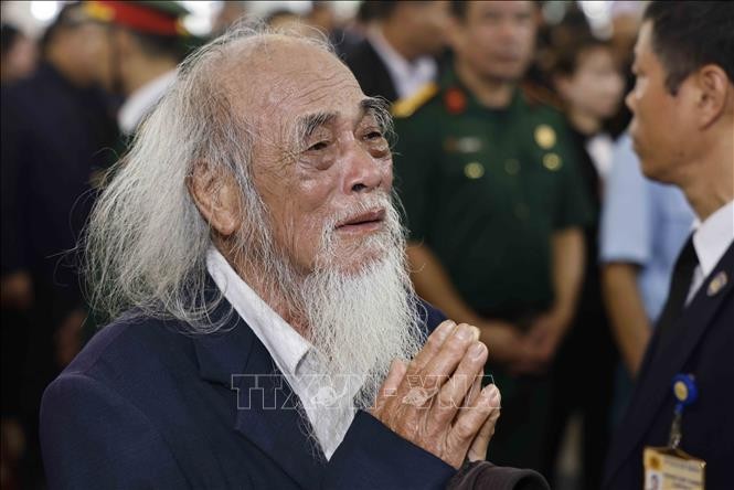 Dòng người nghẹn ngào đưa tiễn Tổng Bí thư Nguyễn Phú Trọng ảnh 1