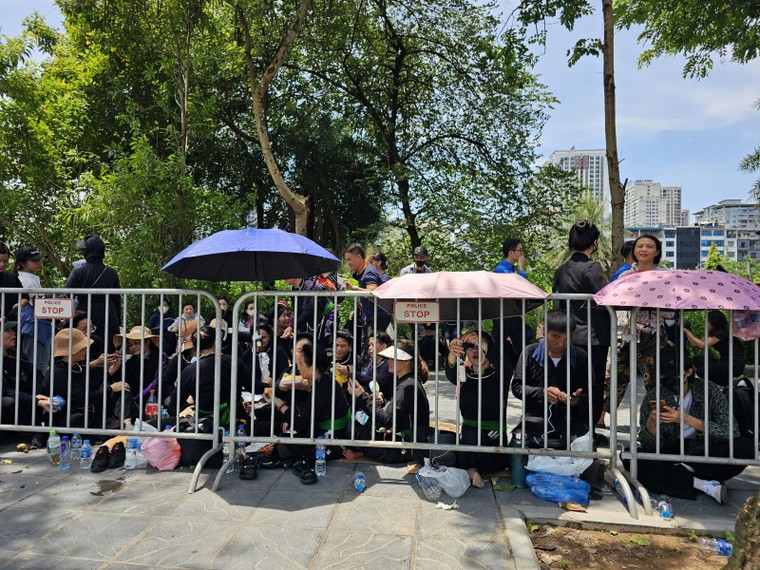 Người dân xếp hàng chờ viếng tại Nghĩa trang Mai Dịch ảnh 5