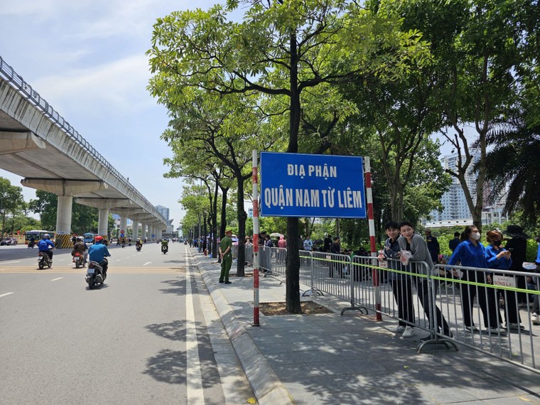 Người dân xếp hàng chờ viếng tại Nghĩa trang Mai Dịch ảnh 3