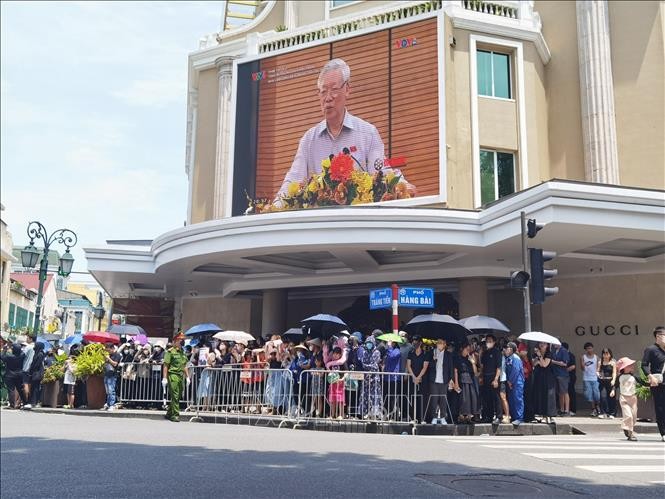 Hàng người chờ tiễn biệt Tổng Bí thư Nguyễn Phú Trọng trên đường phố Hà Nội ảnh 4