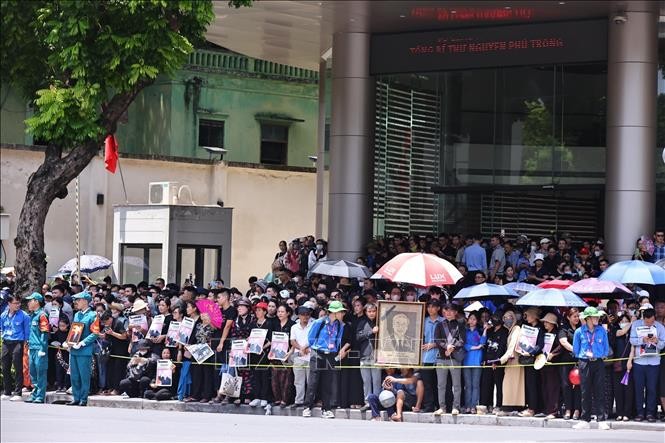 Hàng người chờ tiễn biệt Tổng Bí thư Nguyễn Phú Trọng trên đường phố Hà Nội ảnh 3