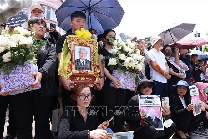 Hàng người chờ tiễn biệt Tổng Bí thư Nguyễn Phú Trọng trên đường phố Hà Nội ảnh 1