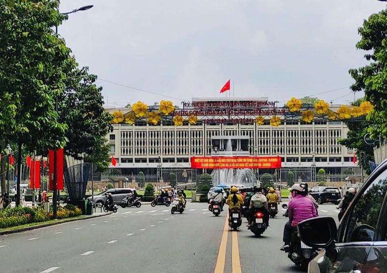 TP Hồ Chí Minh: Người dân vui chơi, đón mừng Tết độc lập ảnh 1