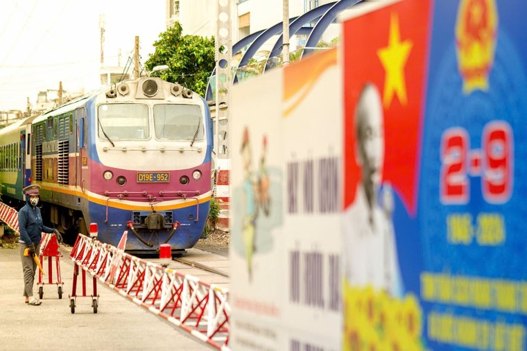 TP Hồ Chí Minh: Người dân vui chơi, đón mừng Tết độc lập ảnh 8