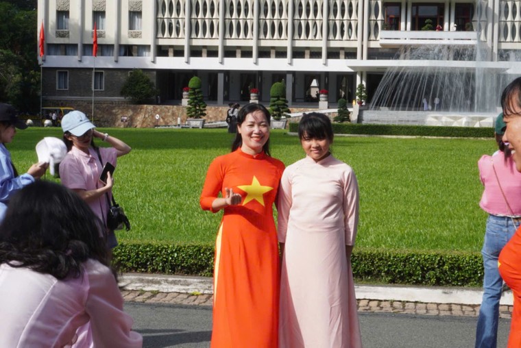 TP Hồ Chí Minh: Người dân vui chơi, đón mừng Tết độc lập ảnh 4