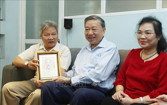 Tổng Bí thư, Chủ tịch nước Tô Lâm tri ân cố nhạc sỹ Văn Cao và cố hoạ sỹ Bùi Trang Chước ảnh 4
