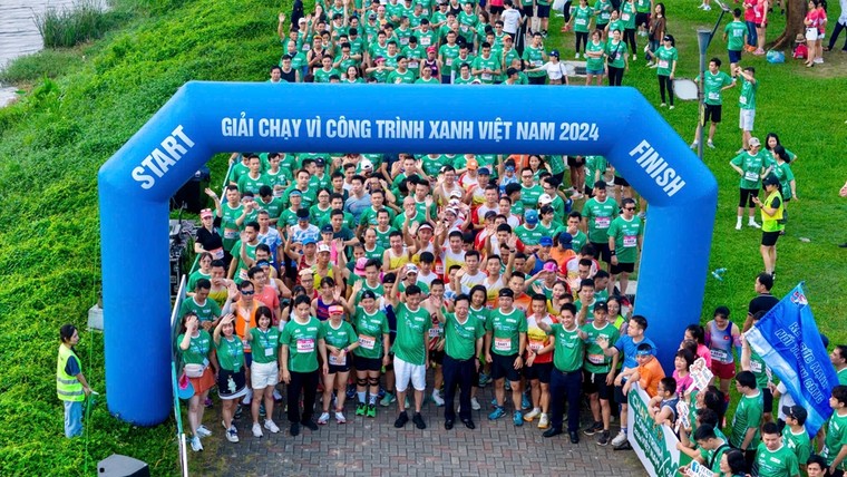 Hơn 1.200 vận động viên tham gia Giải chạy bộ “Vì Công trình xanh Việt Nam năm 2024” ảnh 4
