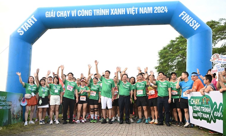 Hơn 1.200 vận động viên tham gia Giải chạy bộ “Vì Công trình xanh Việt Nam năm 2024” ảnh 5