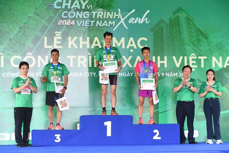 Hơn 1.200 vận động viên tham gia Giải chạy bộ “Vì Công trình xanh Việt Nam năm 2024” ảnh 8