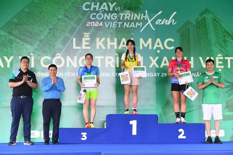 Hơn 1.200 vận động viên tham gia Giải chạy bộ “Vì Công trình xanh Việt Nam năm 2024” ảnh 9