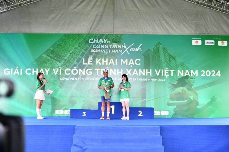 Hơn 1.200 vận động viên tham gia Giải chạy bộ “Vì Công trình xanh Việt Nam năm 2024” ảnh 11