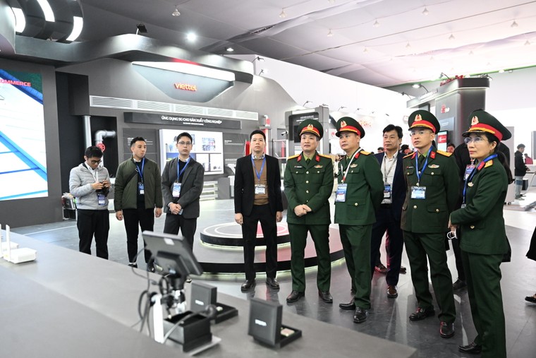 Viettel trình diễn những công nghệ hiện đại nhất tại triển lãm Quốc phòng Quốc tế Việt Nam 2024 ảnh 4