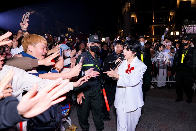 “Vũ trụ Vin” hóa “thánh địa countdown”, đón gần 1 triệu người trong đại tiệc chào năm mới 2025 ảnh 1